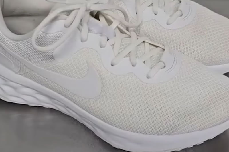 White sneakers cleaned and polished by CalceoCura